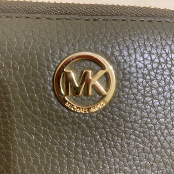 MICHAEL KORS Olive Green Pebbled Leather Zip Around 7" Wristlet Phone Wallet - Picture 2 of 16